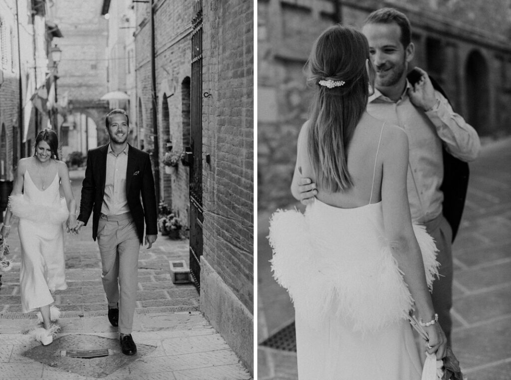 Zwei Schwarz-Weiß-Fotos zeigen ein lächelndes Paar, das eine schmale Kopfsteinpflasterstraße entlanggeht, die zeitlose Romantik ausstrahlt. Der mit Federn besetzte Schal und das elegante Kleid der Frau lassen das Bild wie eine Szene aus einer Villa Cetinale Hochzeit erscheinen.