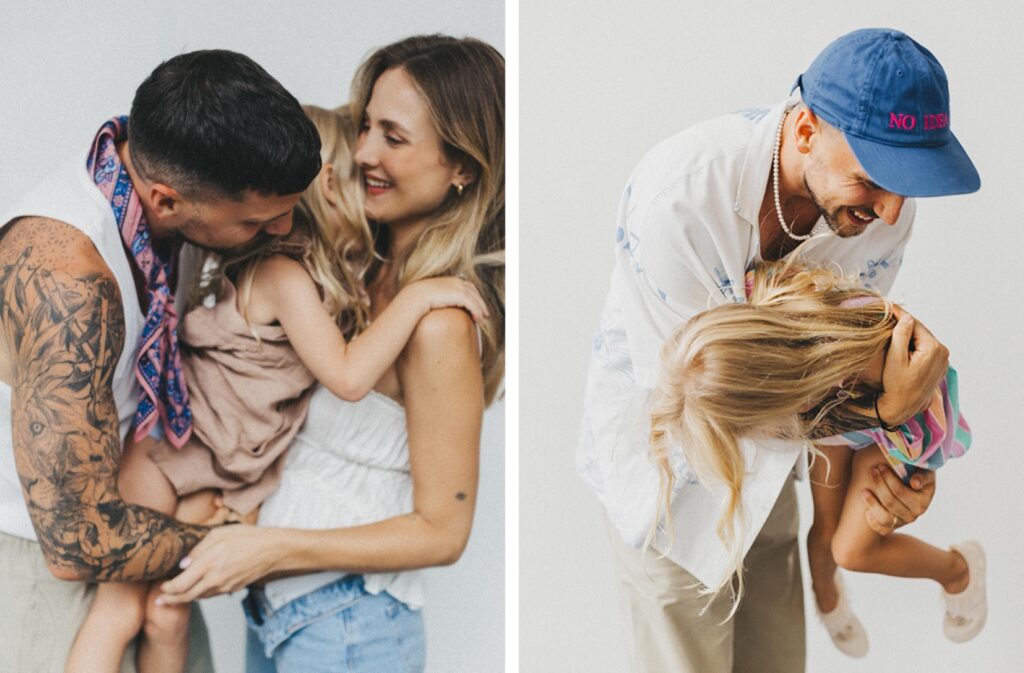 Links: Eine Frau lacht, während sie spielerisch ein auf dem Kopf stehendes Kind an den Beinen hält. Rechts: Aufgenommen von einem talentierten Kinderfotografen, lächeln eine Frau und ein junges Mädchen in einem grünen Kleid gemeinsam, während das Mädchen auf einem Holzschemel steht.