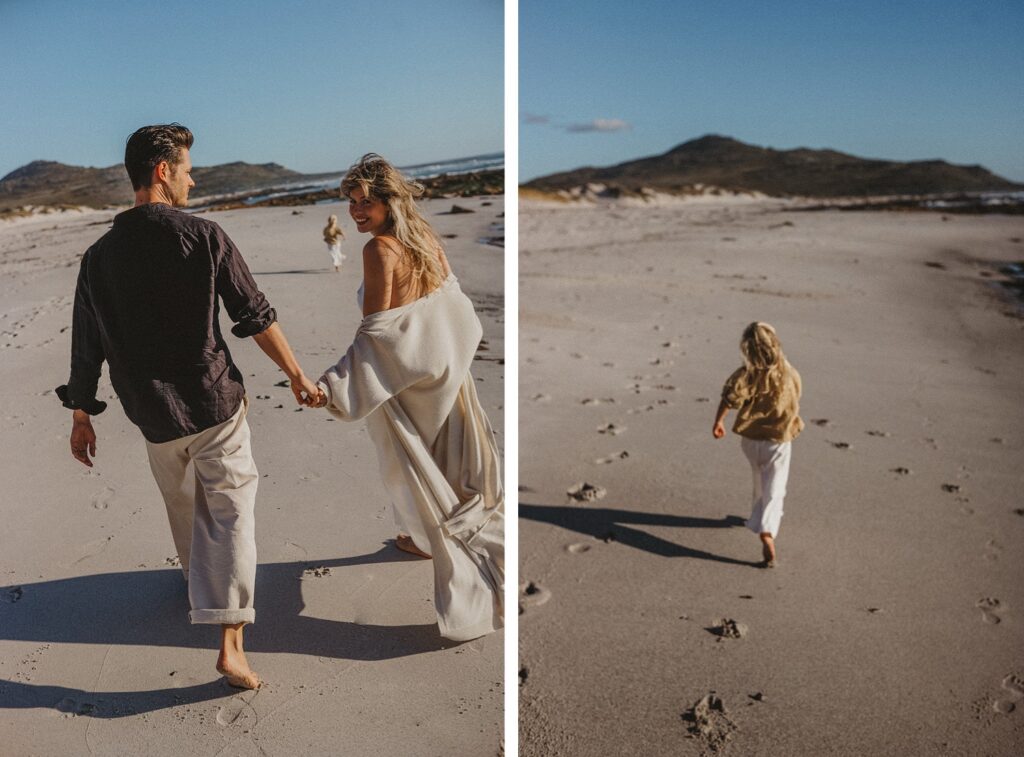 Zwei Fotos an einem Strand: Von einer Fotografin aufgenommen, geht ein Paar Hand in Hand lächelnd spazieren; daneben geht eine Frau mit langen blonden Haaren allein spazieren und hinterlässt Fußabdrücke im Sand unter einem klaren Himmel.