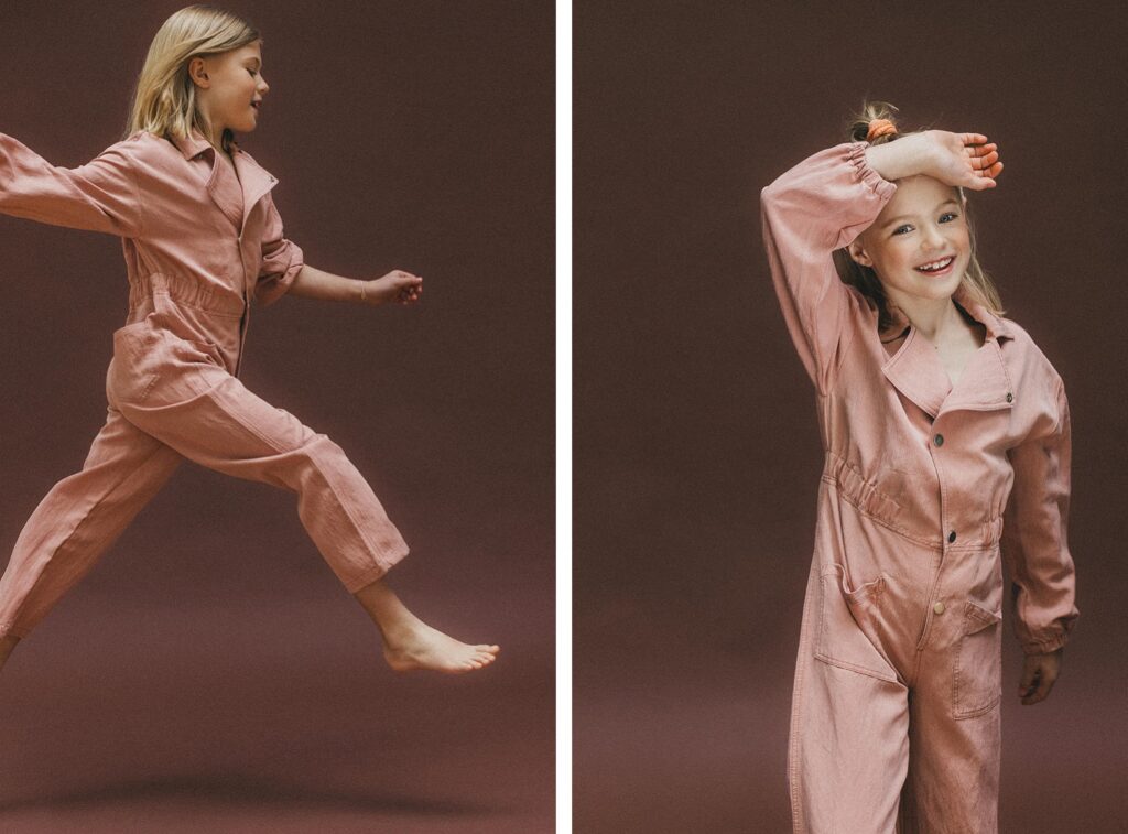 Zwei Fotos von einem Kinderfotografen: ein junges Mädchen in einem rosa Overall vor einem braunen Hintergrund - links ist sie mitten im Sprung mit ausgebreiteten Armen, rechts lächelt sie freundlich mit einem erhobenen Arm und der anderen Hand in der Tasche.