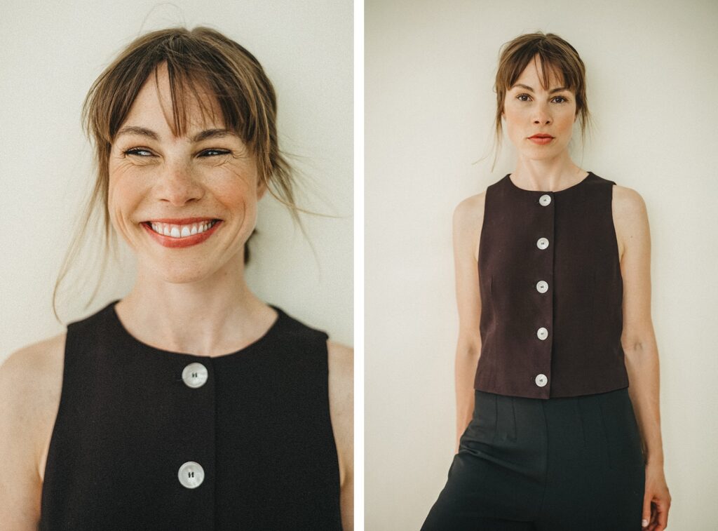 Teilbild einer Frau mit heller Haut und braunen Haaren, die ein ärmelloses dunkles Oberteil mit großen Knöpfen trägt; links: sie lächelt breit, rechts: sie steht mit neutralem Gesichtsausdruck nach vorne. Porträt von einer erfahrenen Fotografin in Köln.