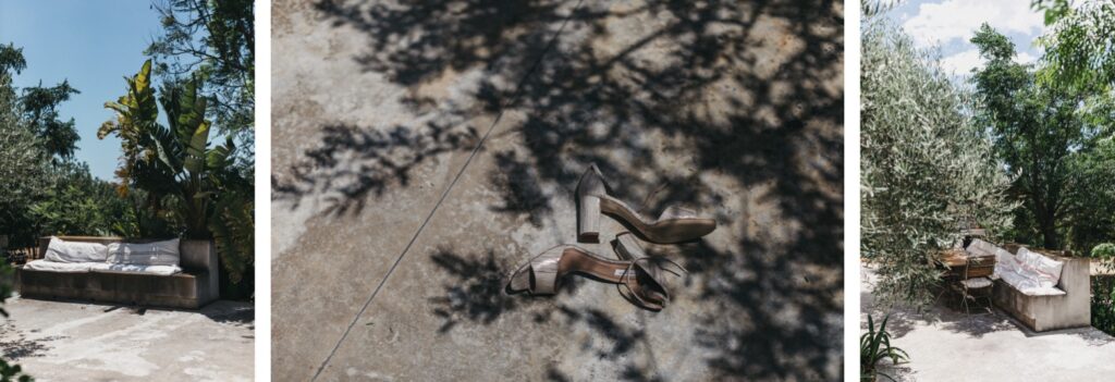 Drei Szenen im Freien: eine gepolsterte Steinbank auf einer von Grün umgebenen Terrasse, ein Paar beigefarbene Stöckelschuhe auf sonnenbeschienenem Beton und ein rustikaler Essbereich im Freien mit Bäumen und Pflanzen - perfekt für eine romantische Hochzeit auf Sizilien.