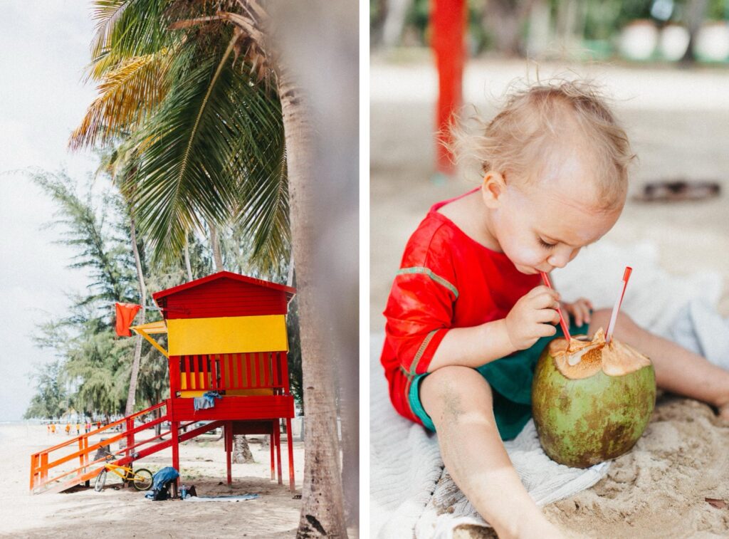 Links: Eine farbenfrohe rot-gelbe Rettungsschwimmerhütte steht an einem Sandstrand unter Palmen. Rechts: Aufgenommen von einem Kinderfotografen, sitzt ein kleines Kind in einem roten Outfit im Sand und trinkt mit einem Strohhalm aus einer frischen Kokosnuss.