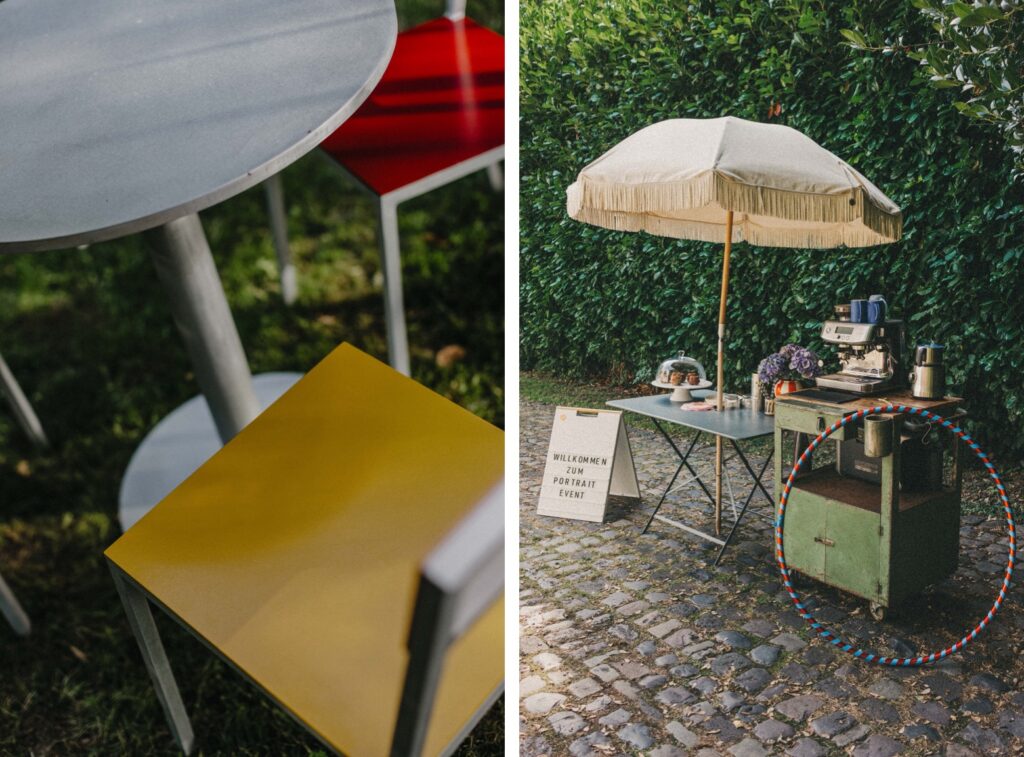 Links: Nahaufnahme von runden und quadratischen Tischen mit roten, gelben und grauen Tischplatten. Rechts: Ein Kaffee im Freien zwischen grünen Büschen, perfekt für einen Werbefotografen, der lebendige Szenen in charmanter Atmosphäre festhält.