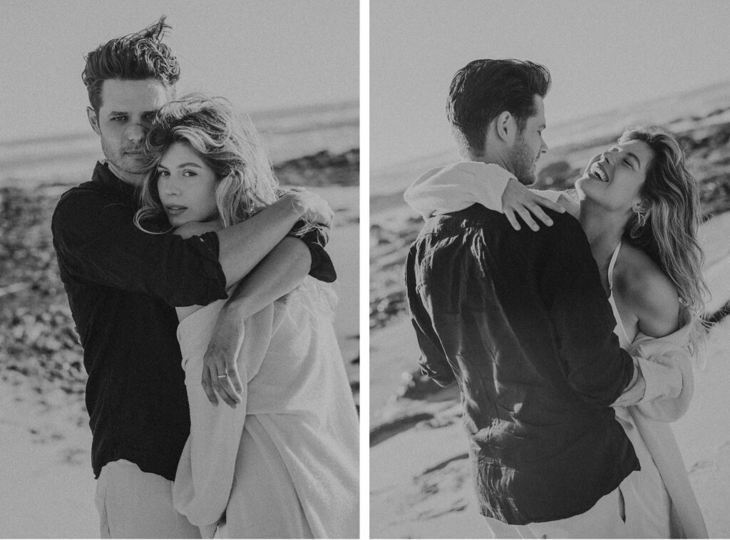 Zwei Schwarz-Weiß-Fotos von Fotograf Köln zeigen ein Paar am Strand: Auf dem ersten umarmen sie sich und schauen in die Kamera, auf dem zweiten lacht sie, während sie zu ihm aufschaut und er den Arm um sie legt.