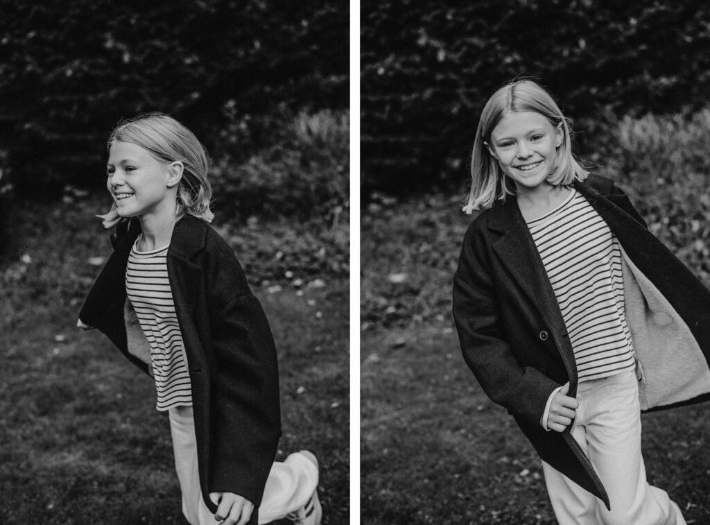 Schwarz-weißes Diptychon von Fotografin im Fotostudio Köln: ein lächelndes Kind mit schulterlangem Haar, gestreiftem Hemd, heller Hose und dunklem Mantel spielt und rennt im Gras, wobei unscharfes Laub die Freude des Augenblicks sanft umrahmt.