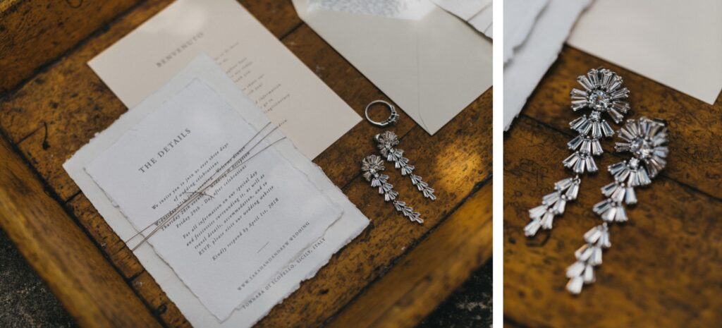 Eine flache Lage sizilianischer Hochzeitspapiere, ein Silberring und funkelnde Kronleuchter-Ohrringe auf einer rustikalen Holzfläche. Die Einladung und die Karte mit den Details sind mit Schnur gebunden, was den Charme einer italienischen Feier hervorruft.