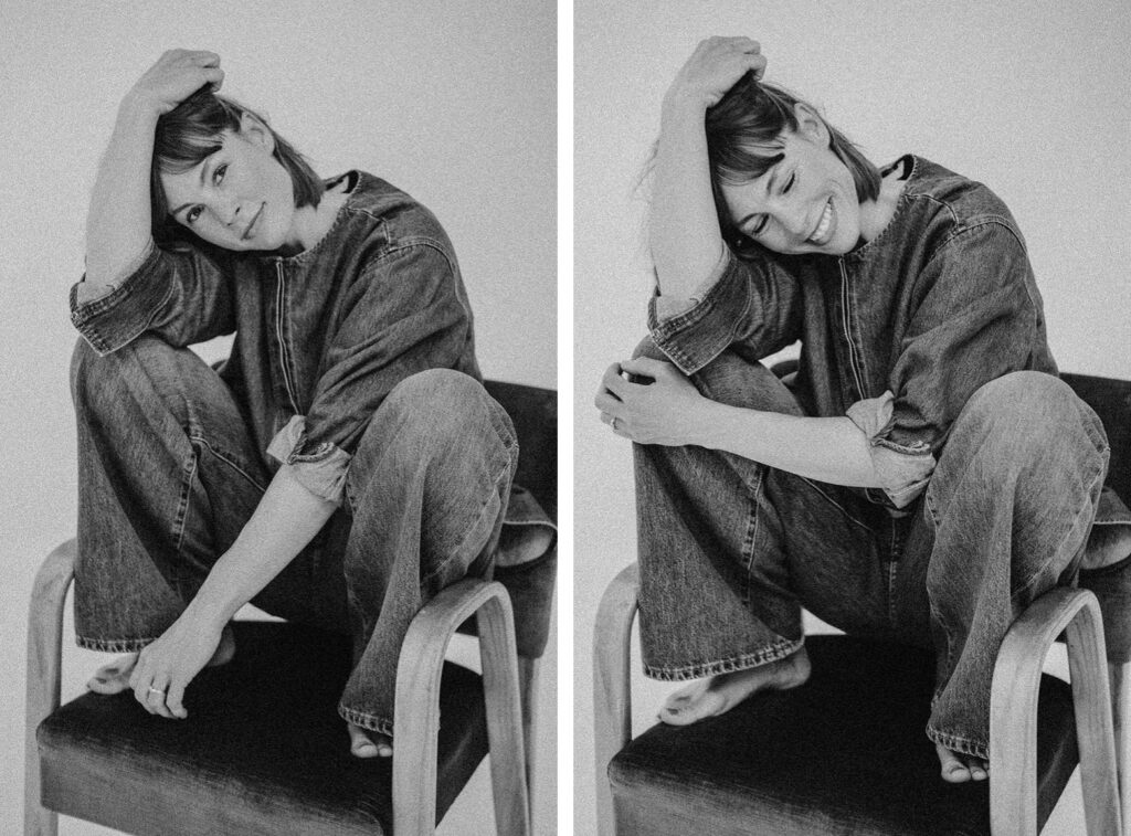 Schwarz-weißes Diptychon einer talentierten Fotografin: eine Person sitzt barfuß auf einem Stuhl in Jeans und lächelt, während sie mit einem Arm auf dem Kopf und dem anderen um ein gebeugtes Knie herum posiert. Eine ideale Inspiration für Familien Fotograf Sessions.