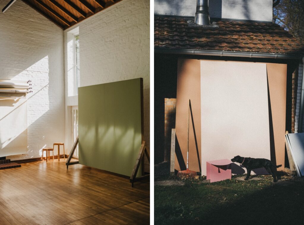 Geteiltes Bild: Die linke Seite zeigt einen sonnenbeschienenen Raum mit Holzböden, weißen Ziegelwänden und pastellfarbenen Tafeln - perfekt für einen Kinderfotografen; auf der rechten Seite ist ein schwarzer Hund zu sehen, der an einer rosafarbenen Schachtel schnüffelt, neben braunen Tafeln und einem Haus mit Ziegeldach.