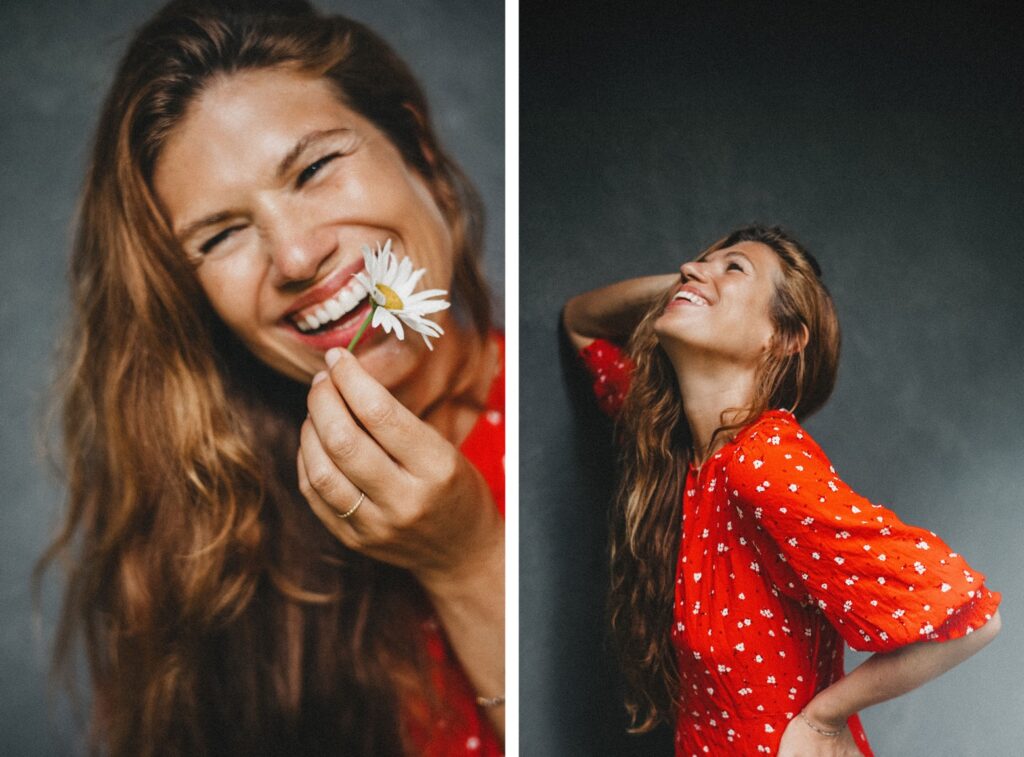 Eine Frau mit hellbraunem Haar entspannt sich und lächelt zwischen gelben Wildblumen, während sie ein leichtes Kleid trägt. Die von einer talentierten Fotografin aufgenommenen, verträumten Fotos mit Weichzeichner zeigen sie lachend und die Schönheit der Natur genießend.