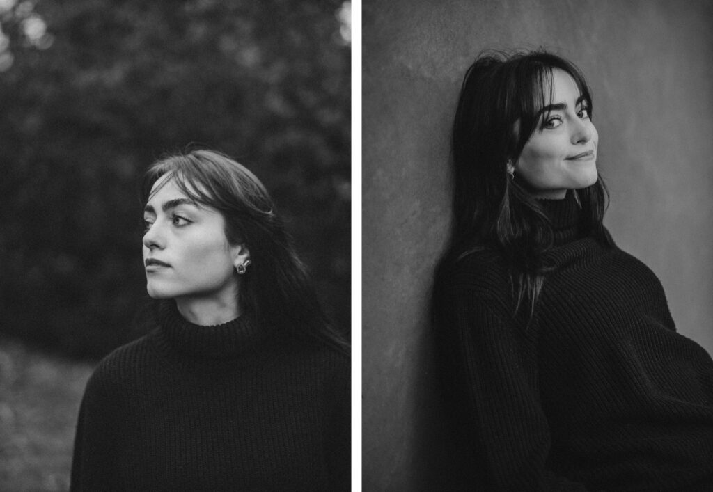 Zwei Schwarz-Weiß-Porträts von Fotograf Köln: eine Frau mit dunklem Haar im Rollkragenpullover - links blickt sie zur Seite ins Freie, rechts lehnt sie an einer Wand und blickt mit einem subtilen Lächeln nach oben.