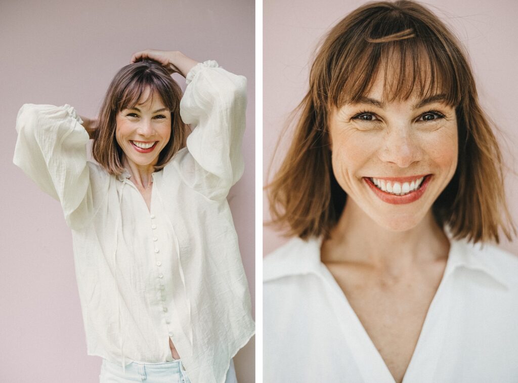 Nebeneinander liegende Fotos einer lächelnden Frau mit braunem Haar und Pony, aufgenommen von einem Fotografen Köln. Auf dem linken Bild posiert sie mit den Händen im Haar, auf dem rechten lächelt sie in die Kamera vor einem blassrosa Hintergrund.