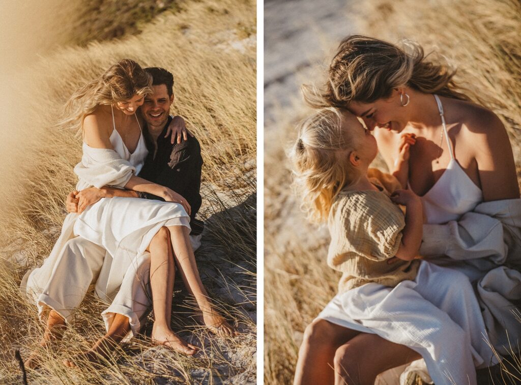 Zwei Fotos nebeneinander: Auf der linken Seite sitzt ein lächelndes Paar eng beieinander im hohen Gras; auf der rechten Seite, die von einem Familienfotografen aufgenommen wurde, umarmt die Frau im weißen Kleid liebevoll ein junges Mädchen, während sie sich im Freien herzlich anlächeln.