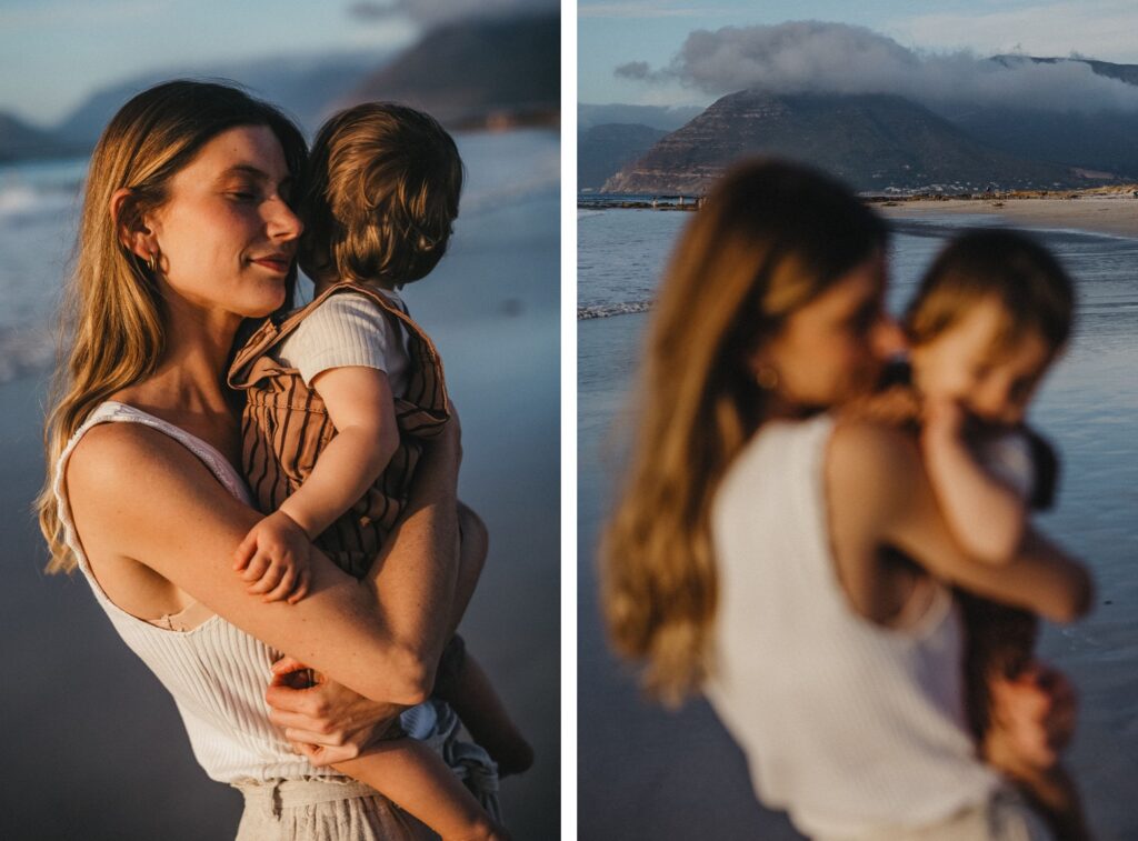 Ein barfuß gehendes Paar geht auf einer gepflasterten Straße, die Frau hält ein kleines Kind. Von einem Familienfotografen aufgenommen, schlendern sie unter grünen Bäumen - sie in einem ärmellosen beigen Kleid, er in einem gestreiften Hemd und kurzen Hosen. Üppiges Grün umrahmt diese herzerwärmende Szene.