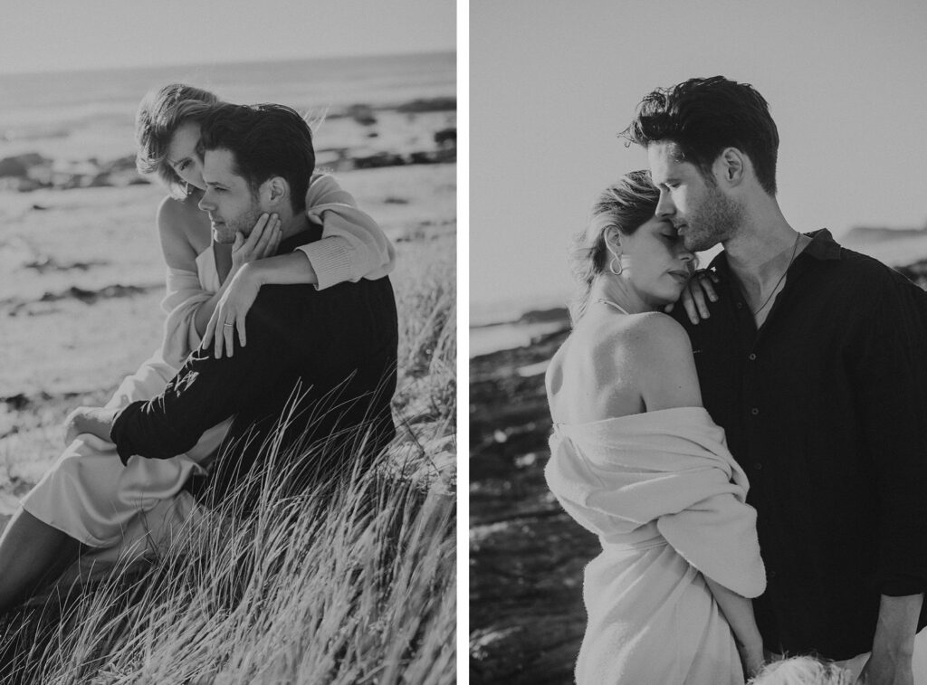 Eine vierköpfige Familie steht neben einem am Meer geparkten Oldtimer und beobachtet den goldenen Sonnenuntergang. Eingefangen von einem talentierten Kinderfotografen vom Fotostudio Köln, strahlt dieser friedliche Moment am Wasser Wärme und Nostalgie aus.